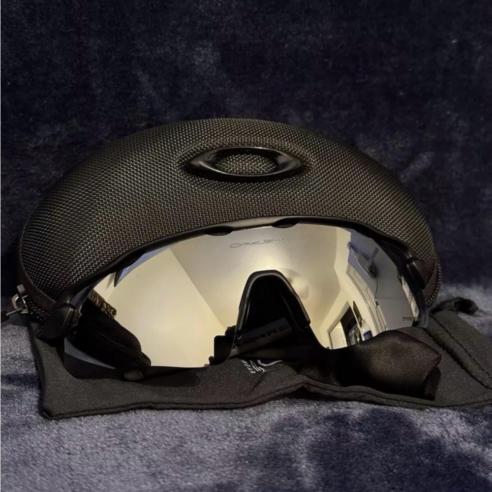 Oakley Silver and Black VR Goggles with Protective Case